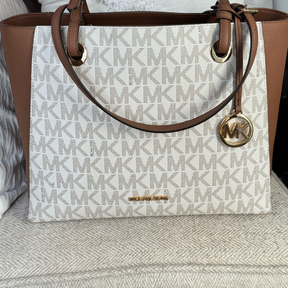 Micheal Kors purse